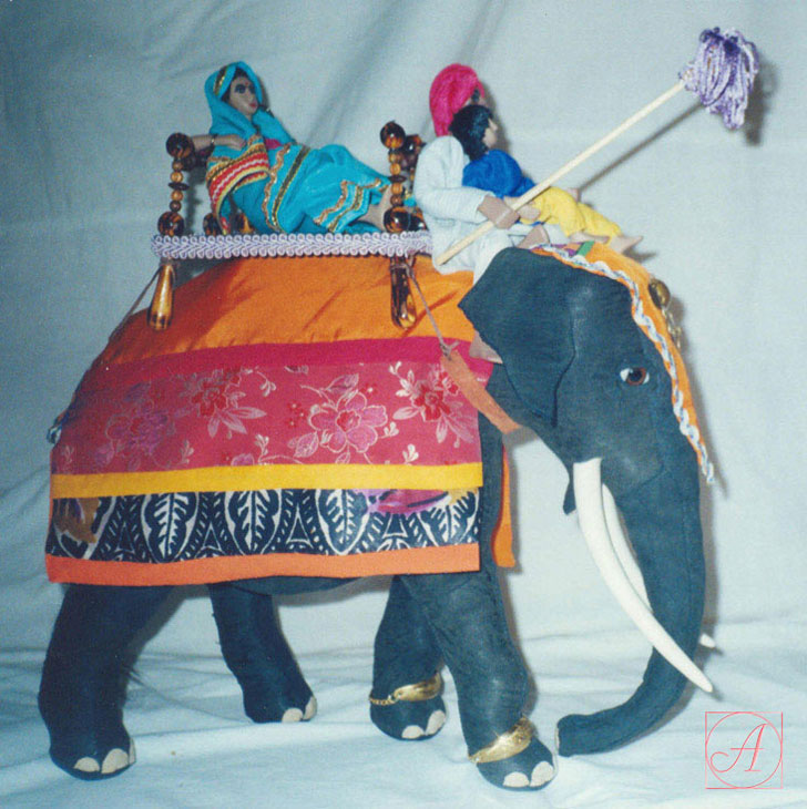 Индусы едущие на слоне